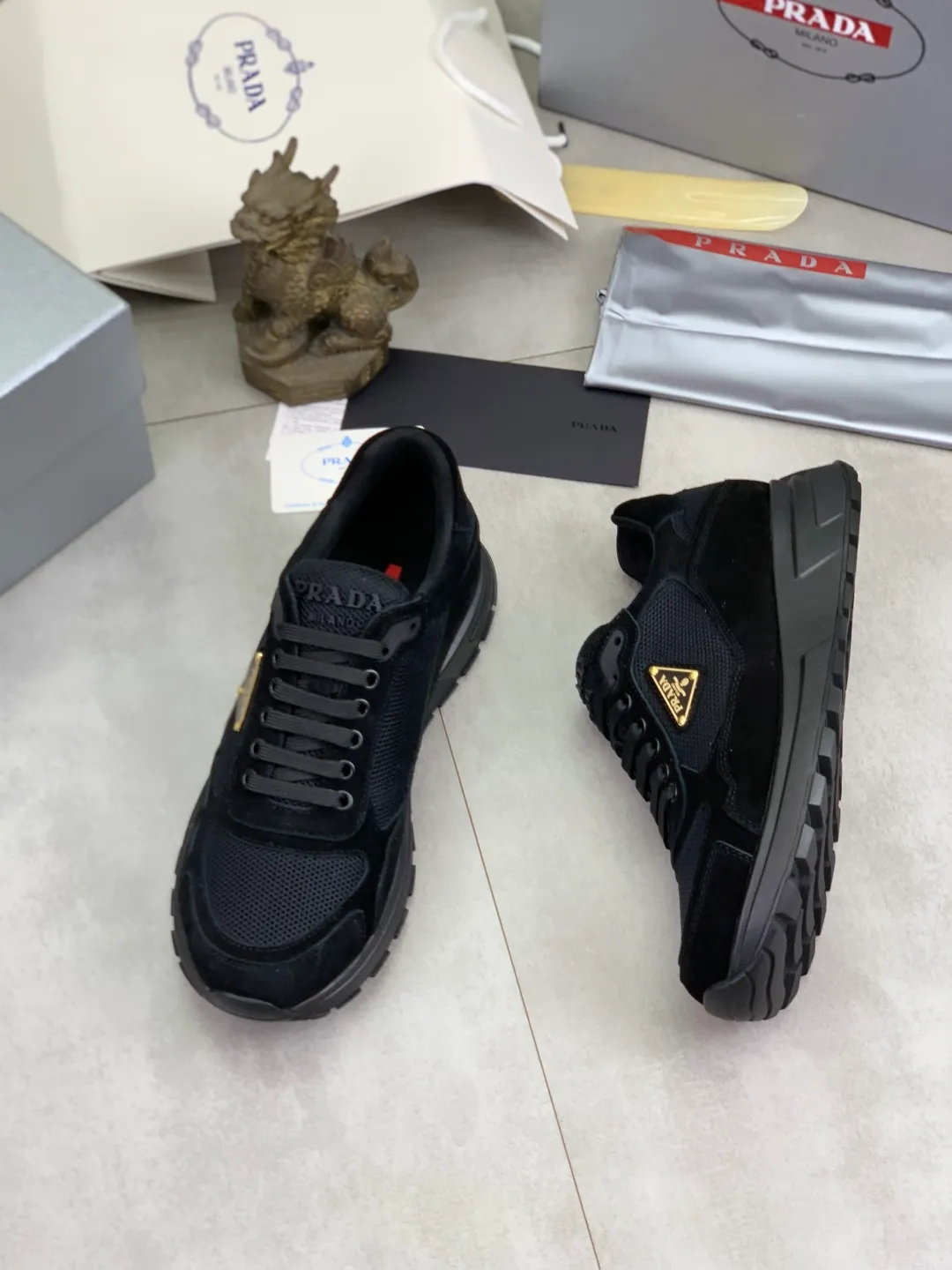 Men's shoes 💰P560💰[New style] popular models are on the official website, 🆘 Trendy brand (Prada) mainly promotes popular models, avant-garde and versatile fashion men's shoes private version mold opening, cowhide surface splicing 1:1.. Fashionable and simple, original imported cowhide lining cowhide feet; the atmosphere and personality are more fashionable, eye-catching and pursuing class. It will subvert the old idea and be a must-have for fashionistas with you! Must keep it for yourself! Tall and comfortable, large and low, high-end quality workmanship. Number of yards: 38-45 4️⃣optional.
